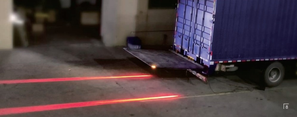 Figyelmeztető LED-es vonallámpa billenő rámpával rendelkező járművekhez