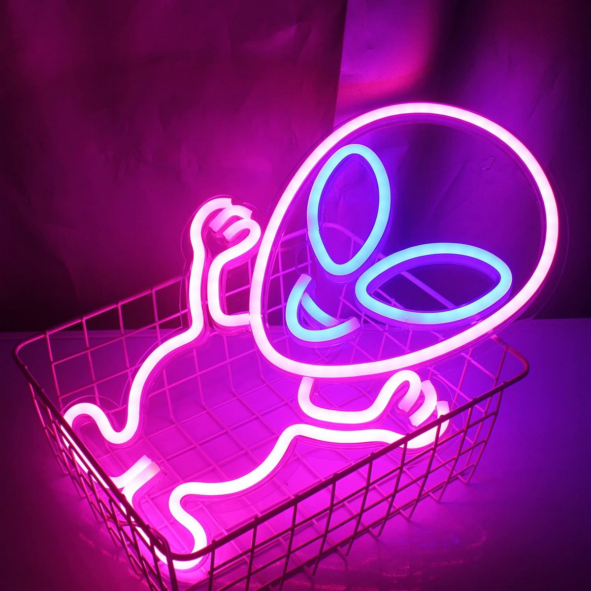 izzó idegen - neon logós fal