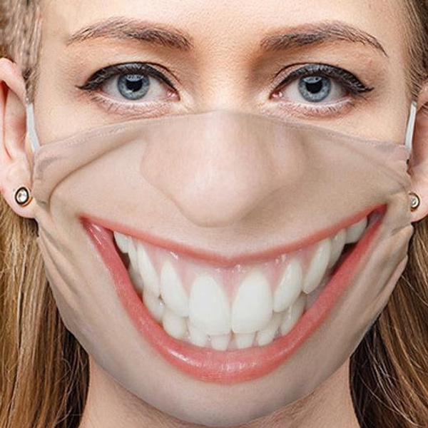 nők mosoly maszkot az arcán