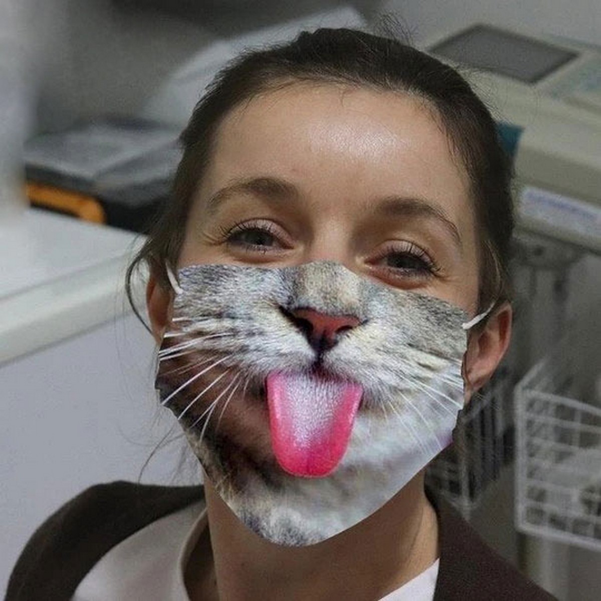 maszk az arcon cica nyelvvel