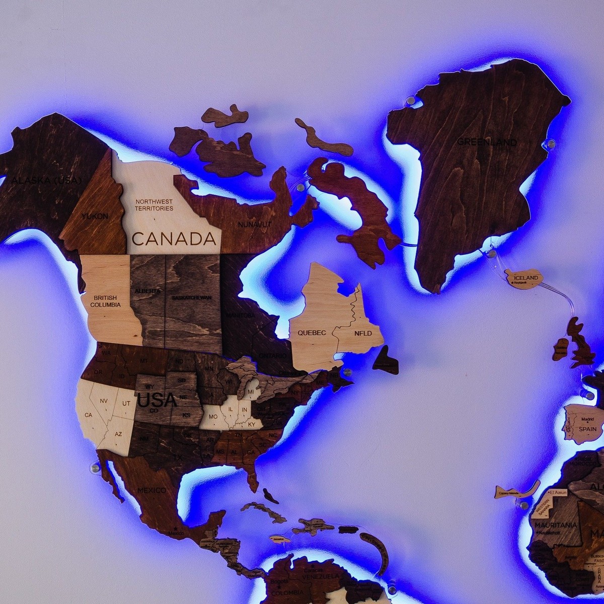 háttérvilágítású fa világtérkép a falon