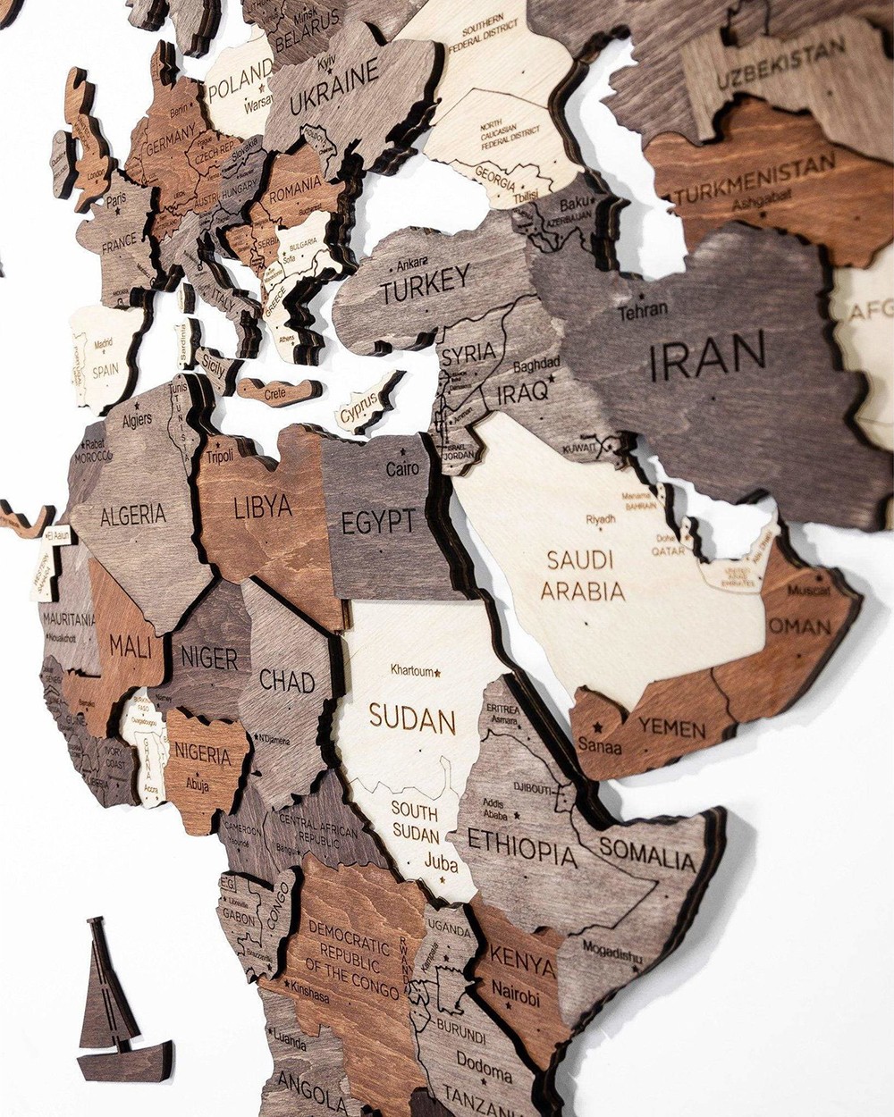 fából készült térkép a 3D-s kontinens falán