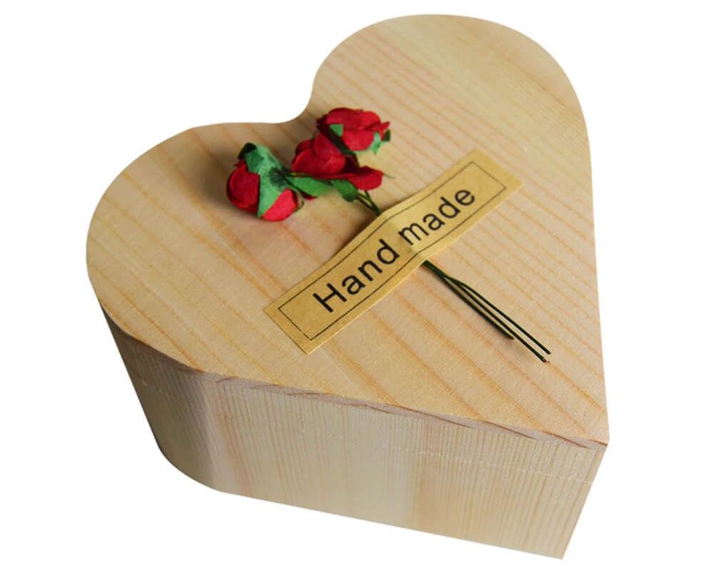 rózsa szív alakú fából készült dobozban