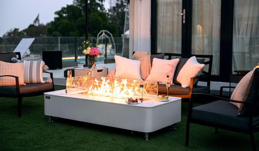 Luxus dohányzóasztal beépített gázkandallóval, fehér márvány
