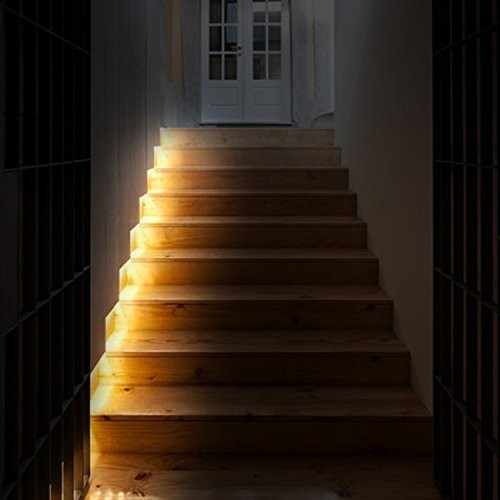 tájékozódási fény a lépcsőn vezetett szalagon