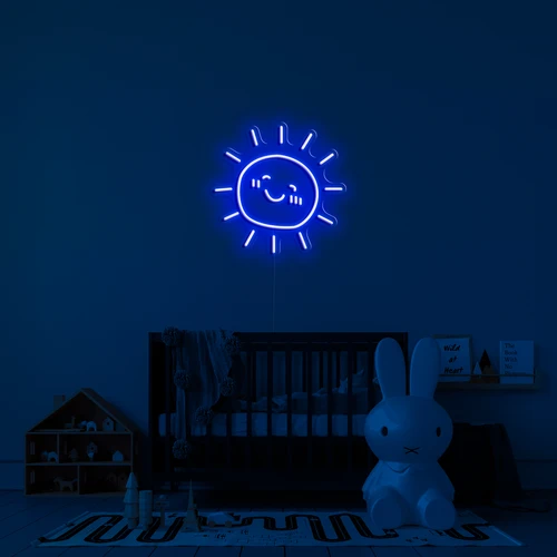 LED megvilágítású neon logó a falon - napfényes