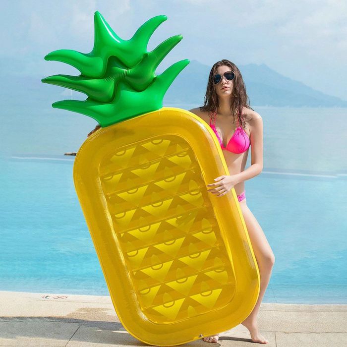strand matrac a víz ananász
